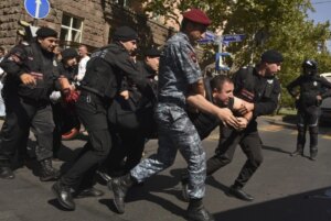 Стотина приведени на протест во Ереван поради разграничувањето со Азербејџан