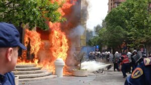 Хаос пред градското собрание во Тирана, фрлани молотови коктели врз објектот