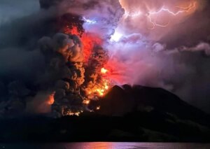 Повторно еруптира вулканот Маунт Руанг во Индонезија, наредена евакуација