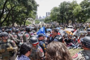 Студентите кои протестираа поради војната меѓу Израел и Хамас се судрија со полицијата во Тексас