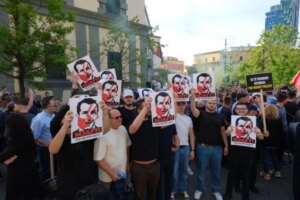 Протест со тензични моменти и барање за оставка на градоначалникот Велиај пред градското собрание на Тирана