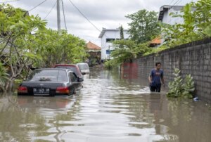 Најмалку 14 лица загинаа во поплавите во Индонезија