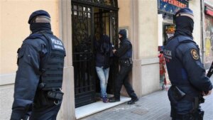 Во Шпанија уапсени повеќе од 100 лица поради измама на корисниците на Воцап