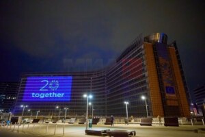 Зградата на Еврокомисијата осветлена во чест на 20-годишнината од големото проширување на ЕУ 