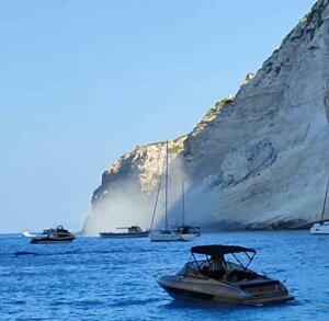 Популарната плажа „Навагио“ на грчкиот остров Закинтос и оваа лето затворена за туристи
