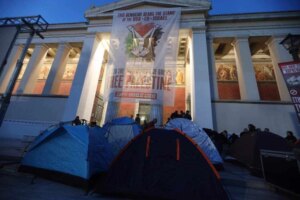 Грчките студенти во Солун и Атина одржаа мирен протест во текот на ноќта за поддршка на Палестина