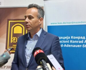 Наумовски: Користењето на новата додавка на државното име во документите е избрзано и предвреме