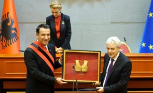 На Али Ахмети му е врачена титулата „почесен граѓанин“ на Тирана