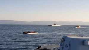 ЕК очекува Грција да ги истражи извештаите дека грчки погранични службеници фрлале мигранти во море