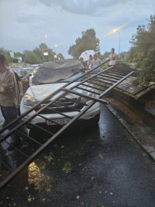 Рекламно пано од железничкиот мост во Автокоманда паднале врз две возила во движење, до ЦУК пристигнати 70 пријави од невремето во Скопје